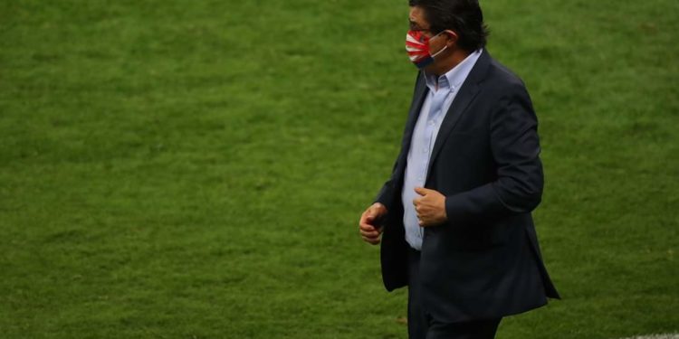 DT de las Chivas, Luis Fernando Tena da positivo a covid-19; ya hay reemplazo para el clásico nacional