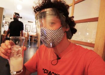 ¡Imperdible! Así es ir a un restaurante en 2020 en la “Nueva Normalidad”; Luisito Comunica lo muestra