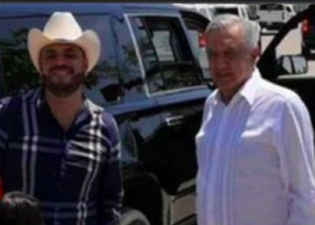 AMLO se toma foto con «El Komander» el cantante de narcocorridos