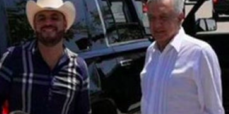 AMLO se toma foto con «El Komander» el cantante de narcocorridos