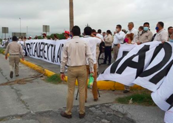 El senador Samuel García intenta clausurar simbólicamente refinería de Cadereyta en NL y trabajadores lo corren