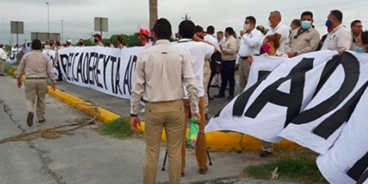 El senador Samuel García intenta clausurar simbólicamente refinería de Cadereyta en NL y trabajadores lo corren