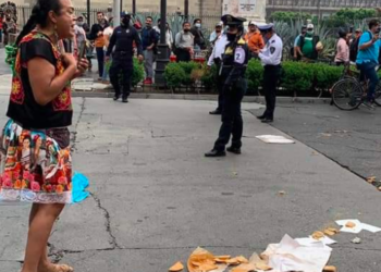 Policías de la CDMX agreden a «Lady Tacos de Canasta»; ciudadanos la ayudan