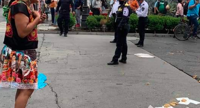 Policías de la CDMX agreden a «Lady Tacos de Canasta»; ciudadanos la ayudan