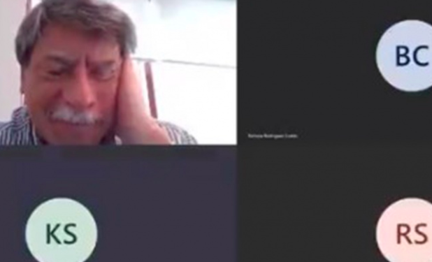 Profe queda triste por problemas en clase virtual; así lo salvaron sus alumnos