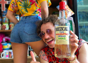 Tachan de machista y misógino a Luisito Comunica, tras foto y comentario con su novia