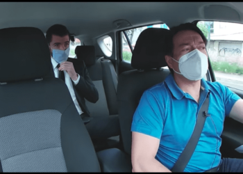 El diputado Mario Delgado se hace pasar por taxista para entrevistar pasajeros