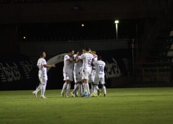 Coyotes salen victoriosos en la cancha y hasta en las redes contra Mineros