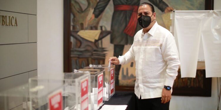 Eduardo Ramírez queda como presidente de mesa directiva del Senado