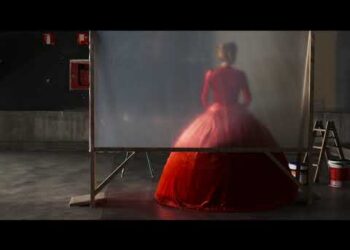 Tilda Swinton se convierte en «Chica Almodóvar» en el cortometraje La Voz Humana