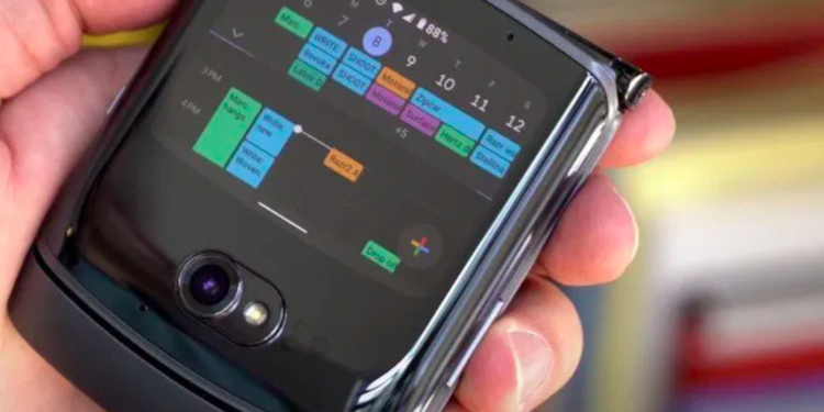 Lanzan el nuevo Motorola Razr 2, cuesta el doble que el iPhone 11