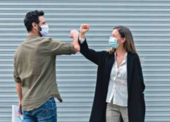 Saludar con el codo es inseguro: OMS