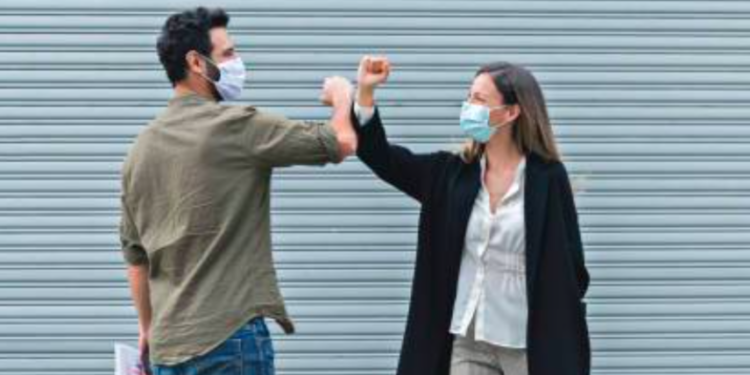 Saludar con el codo es inseguro: OMS