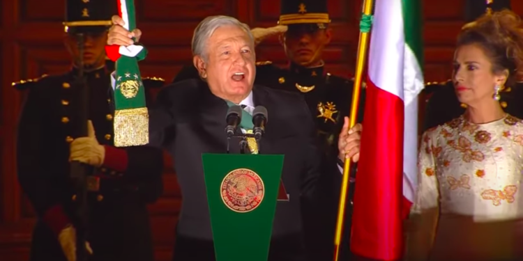 El grito de AMLO, usuarios en redes sociales reclaman que faltó un ¡Viva el personal de Salud!