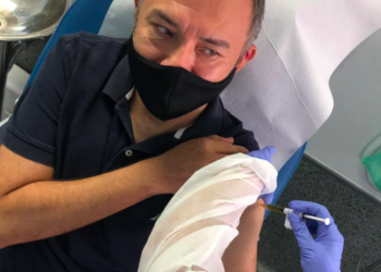 Se llama Ernesto Herrera y es el primer mexicano en recibir vacuna de Covid-19 en España