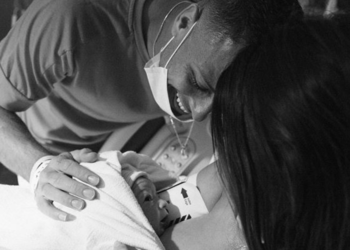 Ya nació «Nala» la hija del Chicharito y Sarah Kohan; ambos son padres por segunda vez