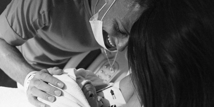 Ya nació «Nala» la hija del Chicharito y Sarah Kohan; ambos son padres por segunda vez