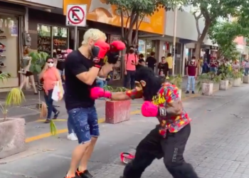 Julio César Chávez Jr. pide dinero en transporte público en Culiacán