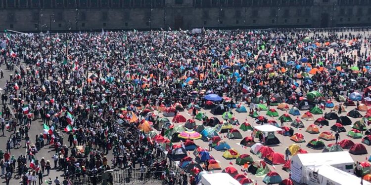 Así luce el plantón de FRENAAA en el Zócalo de la CDMX