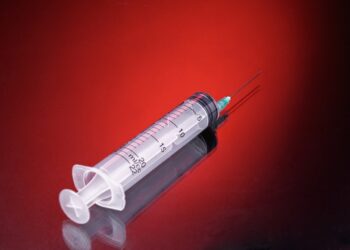 Muere voluntario brasileño en prueba de vacuna contra covid-19 de Oxford y AstraZeneca