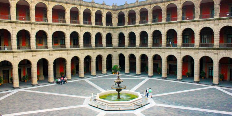 Sin instituciones democráticas consolidadas en México, regresión segura; señalan expertos