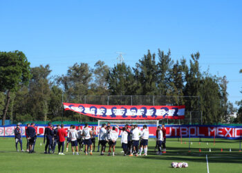 Chivas entrena con el apoyo a distancia de su gente