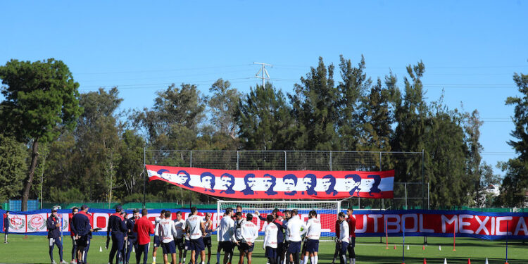 Chivas entrena con el apoyo a distancia de su gente