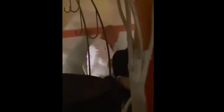 Captan a gobernador de Jalisco, Enrique Alfaro sin cubrebocas en bar de Zapopan