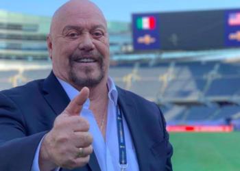 «Perro» Bermúdez recibe vacuna contra covid-19 en Miami