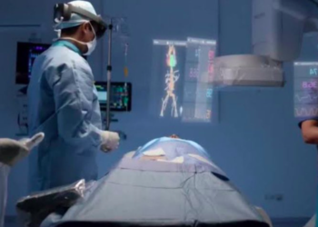 Universitarios mexicanos realizan primera cirugía con realidad mixta