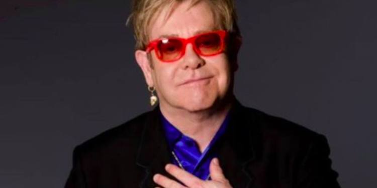 Sir Elton John cumple 74 años, aquí 5 canciones imprescindibles de su carrera musical