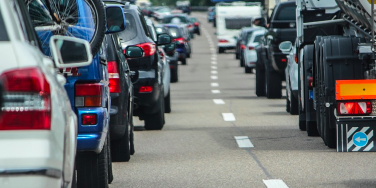 Carriles reversibles con horarios adaptativos reducirían 40 por ciento del tráfico en horas pico; revelan investigadores