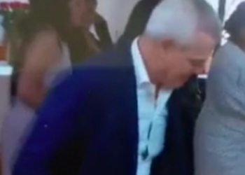 Tras escándalo por aparecer y bailar en una fiesta, Javier Aguirre es separado de Rayados; abren investigación de su caso