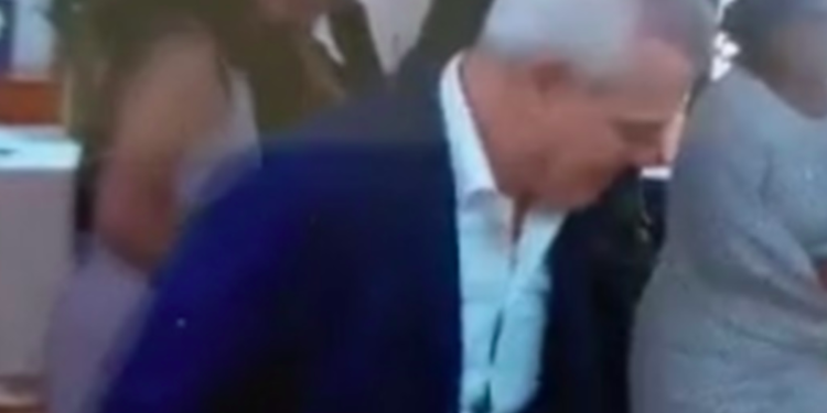 Tras escándalo por aparecer y bailar en una fiesta, Javier Aguirre es separado de Rayados; abren investigación de su caso