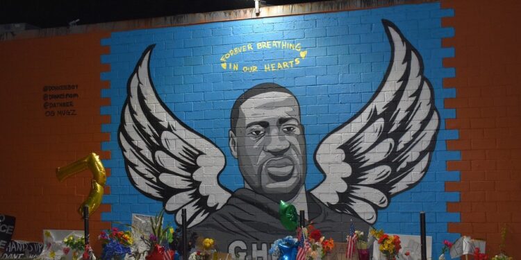 El veredicto por la muerte de George Floyd es transcendental, pero la lucha por la justicia racial continúa, asegura Bachelet