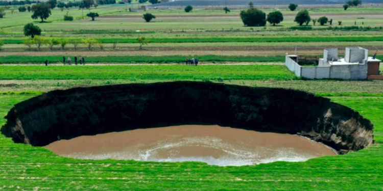 Enorme socavón se forma en Puebla; mide 60 metros hasta ahora