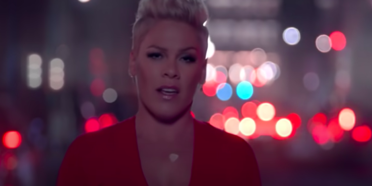 Pink se ofrece para pagar multa a atletas noruegas que declinaron usar bikini para la no sexualización de los deportes