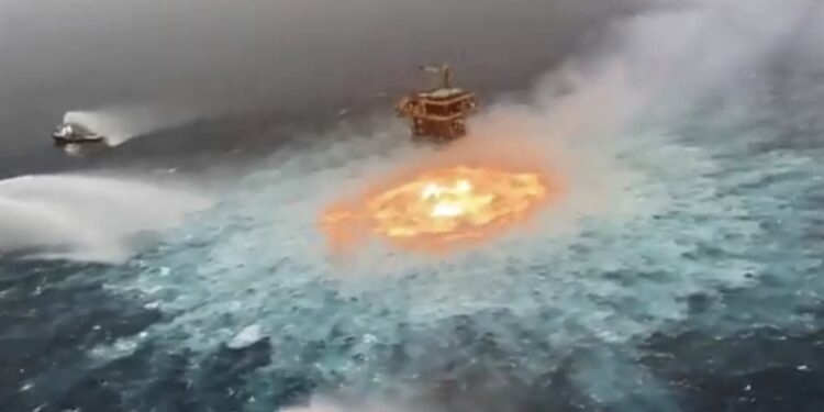 Greenpeace México se pronuncia por incendio en ducto submarino de Campeche, muestra los riesgos del modelo fósil; señalan