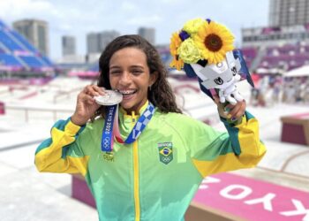 Momiji Nishiya y Rayssa Leal de 13 años, ganan oro y plata en skateboarding