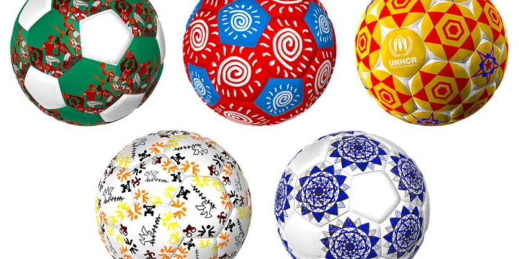 Artistas diseñan balones para recaudar fondos para personas refugiadas