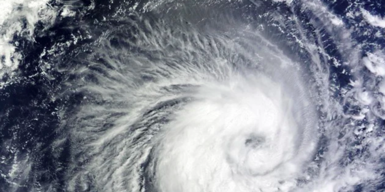 Huracán Olaf se intensifica a categoría 1, mantiene trayectoria hacia Baja California Sur