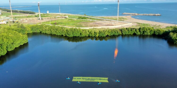 «Ya está aquí #CrisisCliMéxico»; Greenpeace protesta contra política energética de AMLO