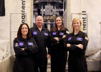 Una hispana, entre los miembros de la sexta misión de exploración simulada de la NASA