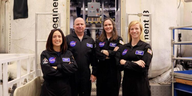 Una hispana, entre los miembros de la sexta misión de exploración simulada de la NASA