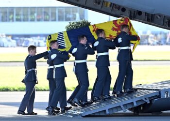 EN VIVO: El féretro de la reina Isabel II llega a Londres | Noticias Telemundo