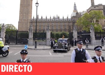 SIGUE EN VVIVO| El féretro de la reina Isabel II reposa este martes en la catedral de San Gil | EL PAÍS