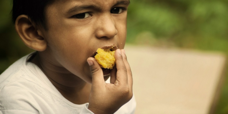 La OMS pide regular obligatoriamente la publicidad de comida y bebida para niños