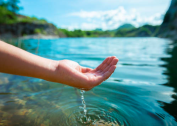 Las mujeres y niñas son las responsables de llevar agua a siete de cada 10 casas sin suministro