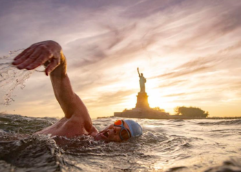 Lewis Pugh nadará 507 kilómetros del Hudson para promover la salubridad de los ríos