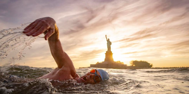 Lewis Pugh nadará 507 kilómetros del Hudson para promover la salubridad de los ríos